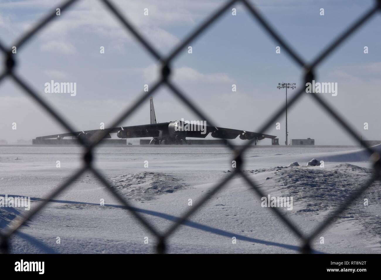 A B-52H Stratofortress siede sulla linea di volo a Minot Air Force Base in North Dakota, Gennaio 28, 2019. Il B-52 è in grado di volare ad alta velocità subsoniche ad altitudini fino a 50.000 piedi e può trasportare nucleare o di precisione missili guidati con una in tutto il mondo la capacità di navigazione. Foto Stock