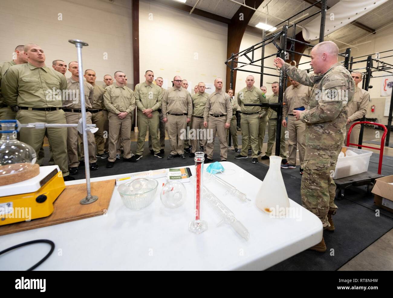 West Virginia Guardia Nazionale Master Sgt. Gary Thacker, Laboratorio Analitico operatore con il trentacinquesimo civile del Team di supporto (CST) Armi di distruzione di massa (WMD), incarica West Virginia membro accademia di polizia 177th Basic classe cadetta per una panoramica dei diversi metodi di produzione utilizzati per rendere illecito di stupefacenti, 29 gennaio, 2019, a St Albans Armory, St Albans, W.Va. Il CST è affidata la missione di sostenere le autorità civili a un nazionale di chimica, biologica, radiologica, nucleare o esplosivi sito incidente mediante l'identificazione di agenti sconosciuti o sostanze, valutare le misure attuali e assistendo con opportuni r Foto Stock