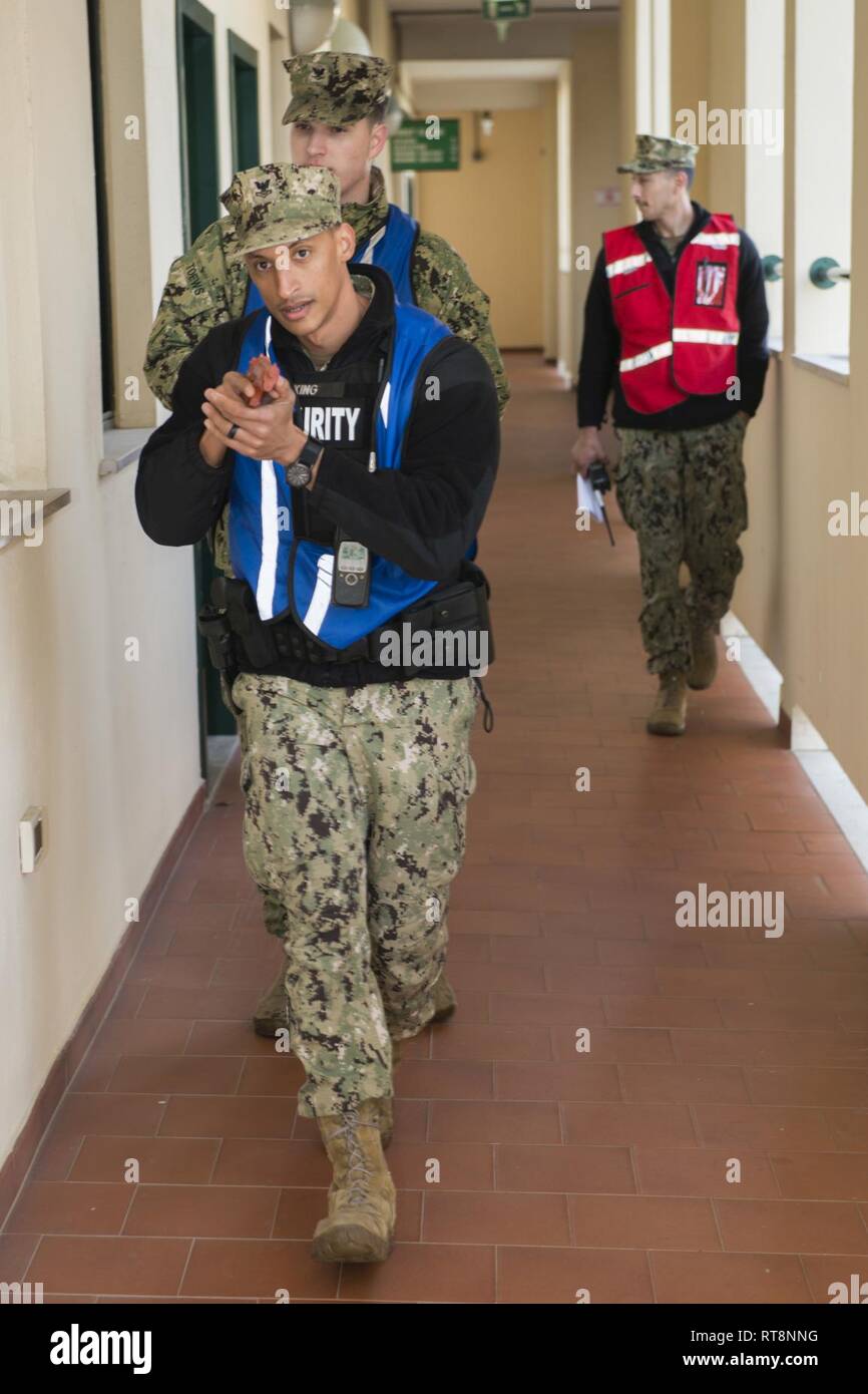 Napoli, Italia (GEN. 29, 2019) Master-at-Arms 2a classe David King, anteriore, è a capo di un team di sicurezza di ricerca per la simulazione di una sospetta durante un trapano di sicurezza a bordo di supporto navale attività napoli, Italia, 29 gennaio. NSA Napoli è un funzionamento a terra base che consente a Stati Uniti, alleati e partner le forze della Nazione per essere nel caso in cui fossero necessari, quando essi sono necessari per garantire la sicurezza e la stabilità in Europa, Africa e Asia sud-ovest. Foto Stock