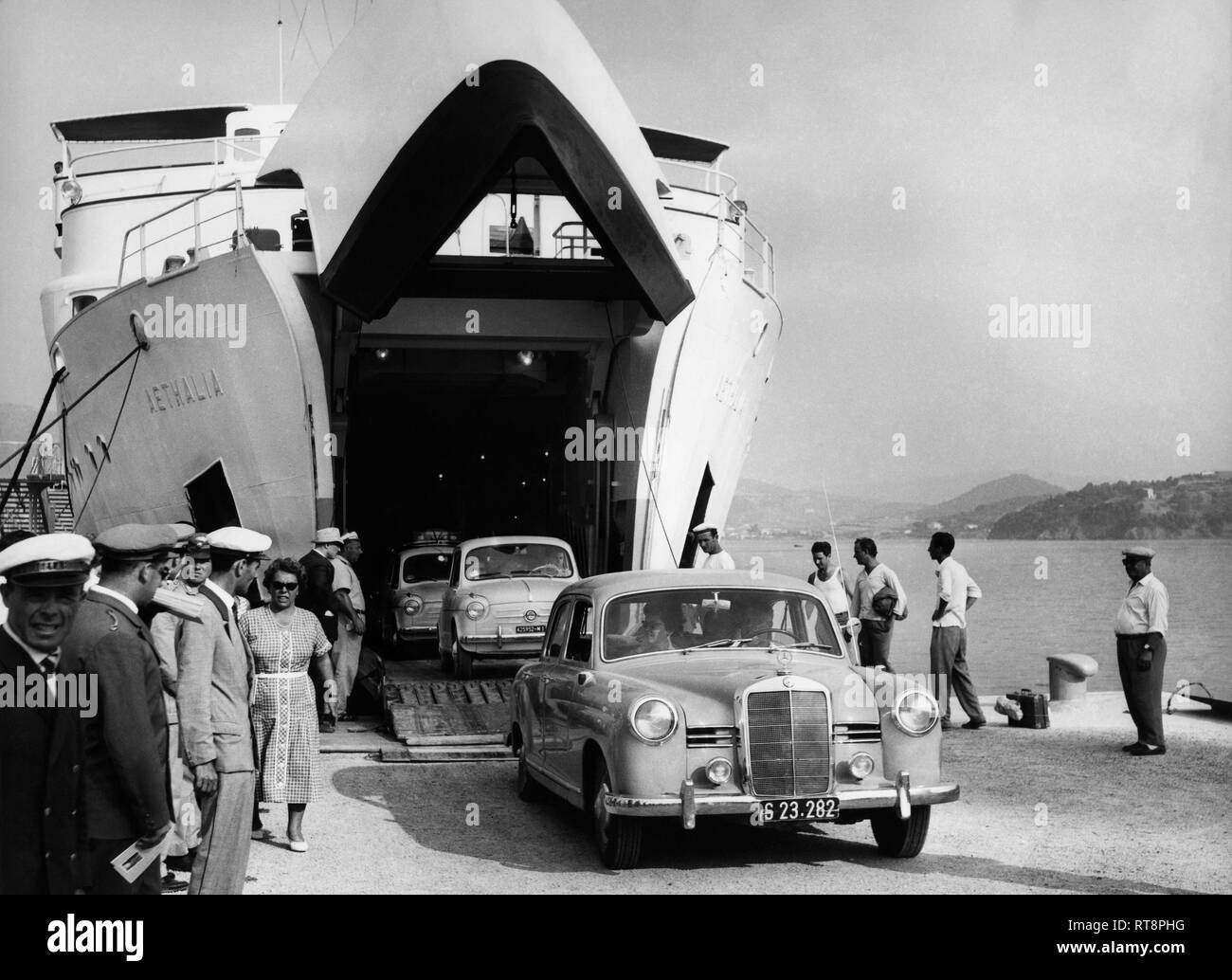 Vetture lo sbarco dalla nave traghetto aethalia, Portoferraio, Toscana, Italia 1961 Foto Stock
