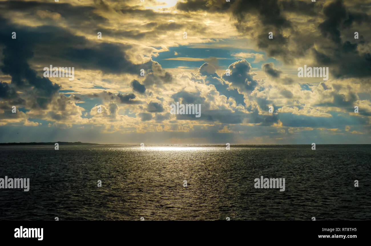 Sunbeam baciare il mare, il raggio di luce sull'acqua, viaggi Norderney Germania Foto Stock
