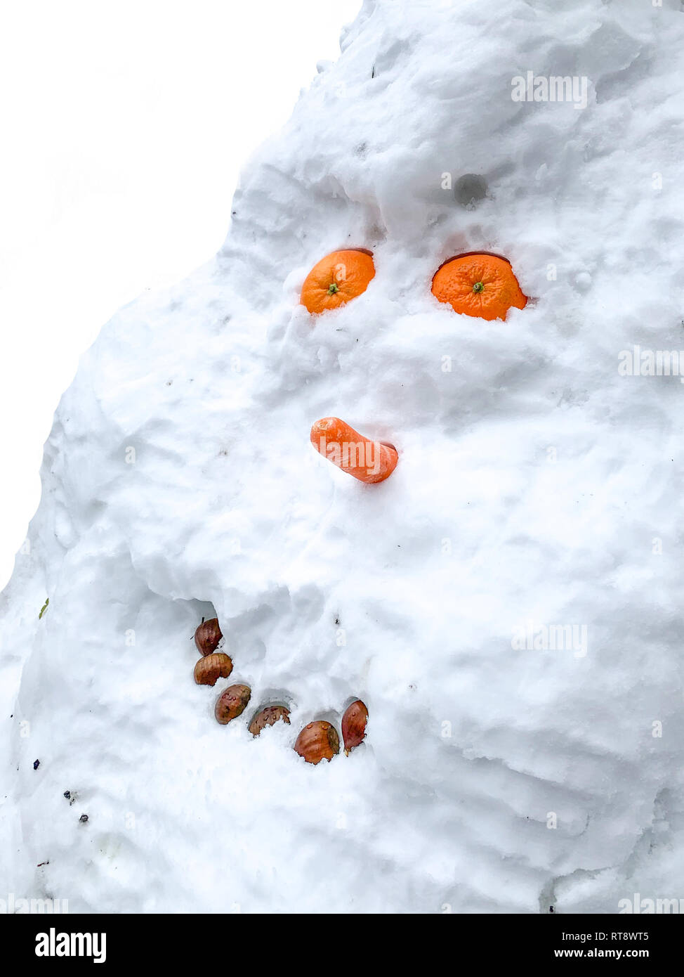 Divertente pupazzo di neve sorridente con occhi Arancio Foto Stock