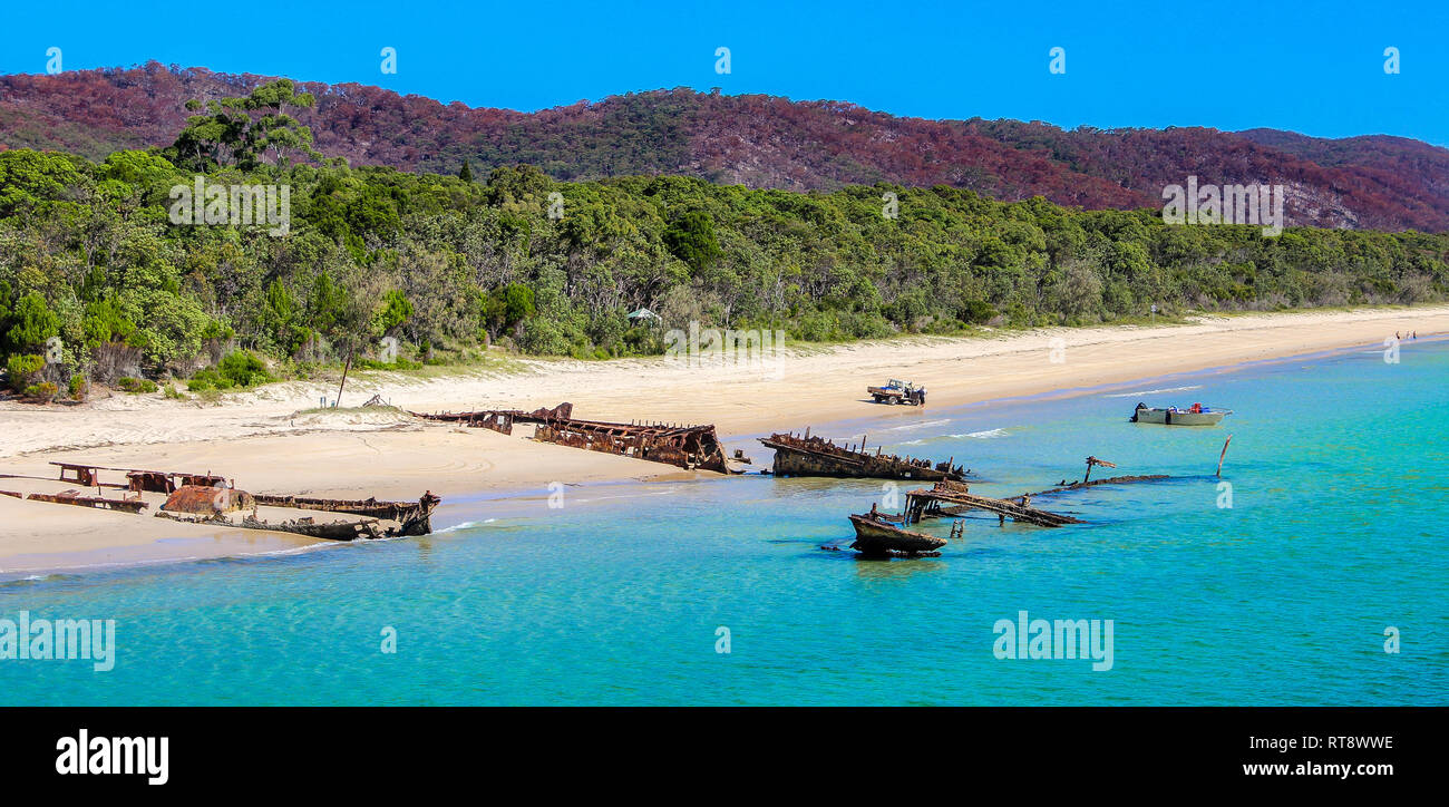 Naufraghi barche vicino Fraser Island in Australia Foto Stock
