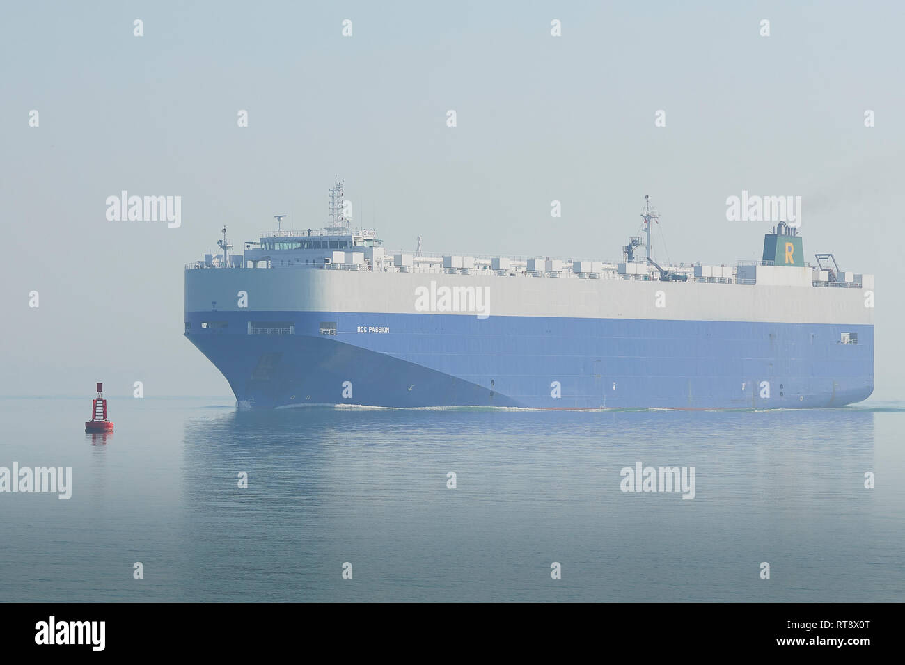 I veicoli di supporto (Auto nave), RCC PASSIONE, lasciando un banco di nebbia di mare come si avvicina al Porto di Southampton, Hampshire, Regno Unito. Foto Stock