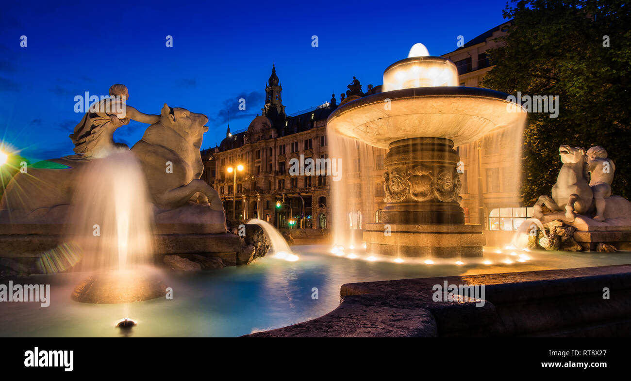 Fontana pubblica illuminazione in Monaco di Baviera Foto Stock