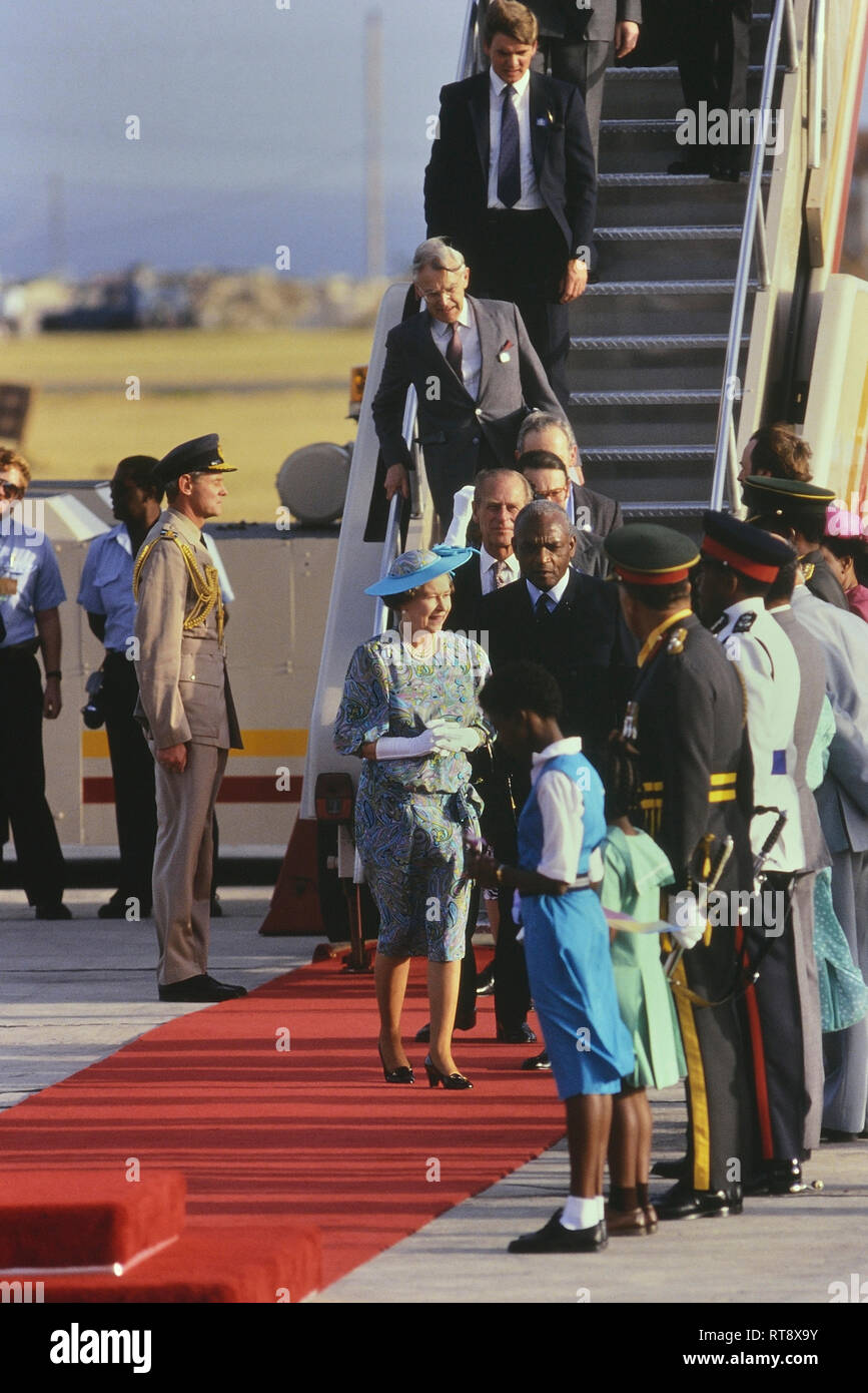 La regina Elisabetta II sul tappeto rosso dopo l'arrivo a Barbados per una gita reale 8-11Marzo 1989 Foto Stock
