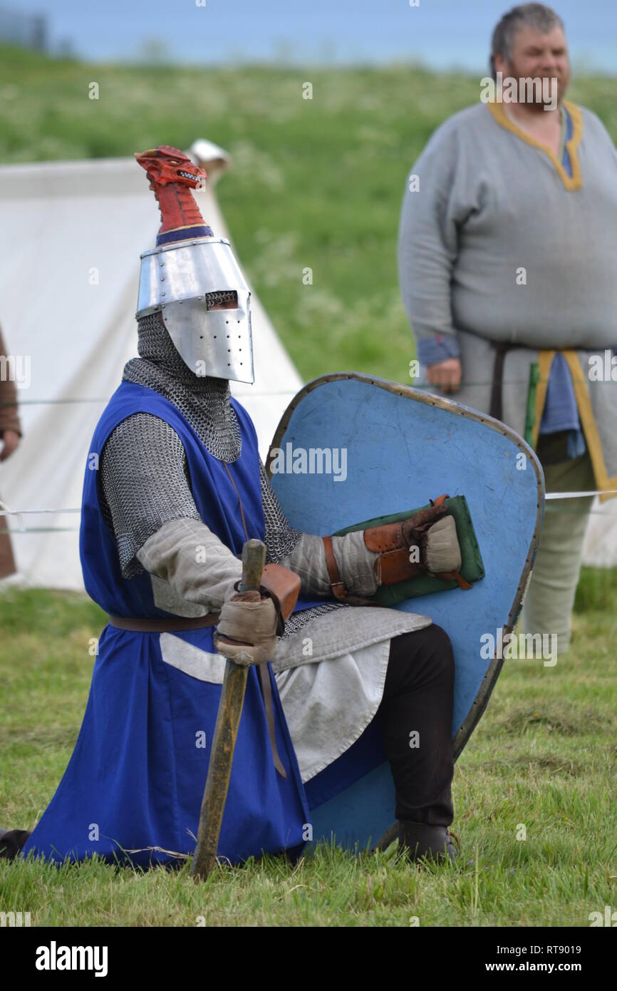 Battaglia medievale rievocazione - Modern take on Historical Events - Castello di Scarborough - Yorkshire, Inghilterra - UK Foto Stock