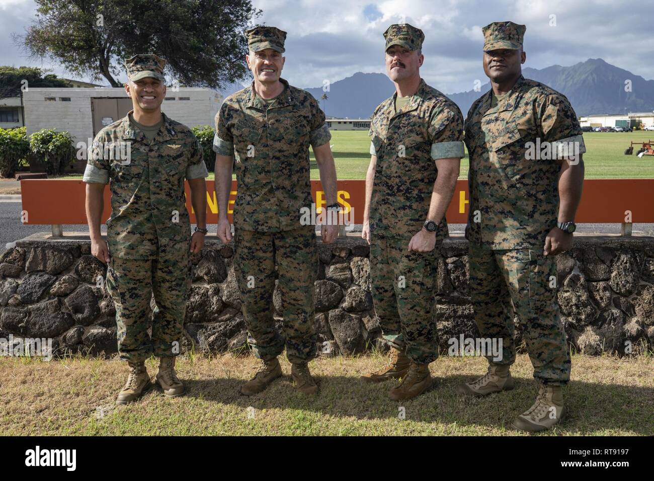 (Da sinistra a destra) U.S. Marine Corps Col. Raul Lianez, comandante, Marine Corps base Hawaii (MCBH), il Mag. Gen. Vincenzo Coglianese, comandante del Marine Corps installazioni (Comando MCICOM), Lt. Col. Nathan A. Baker, comandante, Marine Corps Air Station (ICM) Kaneohe Bay, Sgt. Il Mag. Charles R. Williams, sergente maggiore per MCICOM, posa per una foto di gruppo durante un tour di MCBH, Gennaio 28, 2019. . Gen. Coglianese visitato Marine Corps Air Station Kaneohe Bay e il bilanciamento del carico dei componenti-3, sale riunioni NEGLI STATI UNITI Marines di stanza a MCBH. Foto Stock