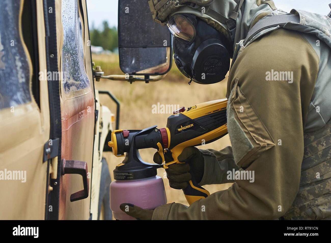 Mediante impasto spruzzabile, warfighters hanno recentemente dimostrato CWA decontaminazione del veicolo (utilizzando un Humvee con contaminazione simulato) durante la prova pratica, operativamente pertinenti scenari di addestramento a base comune Lewis-Mccorda. Foto Stock
