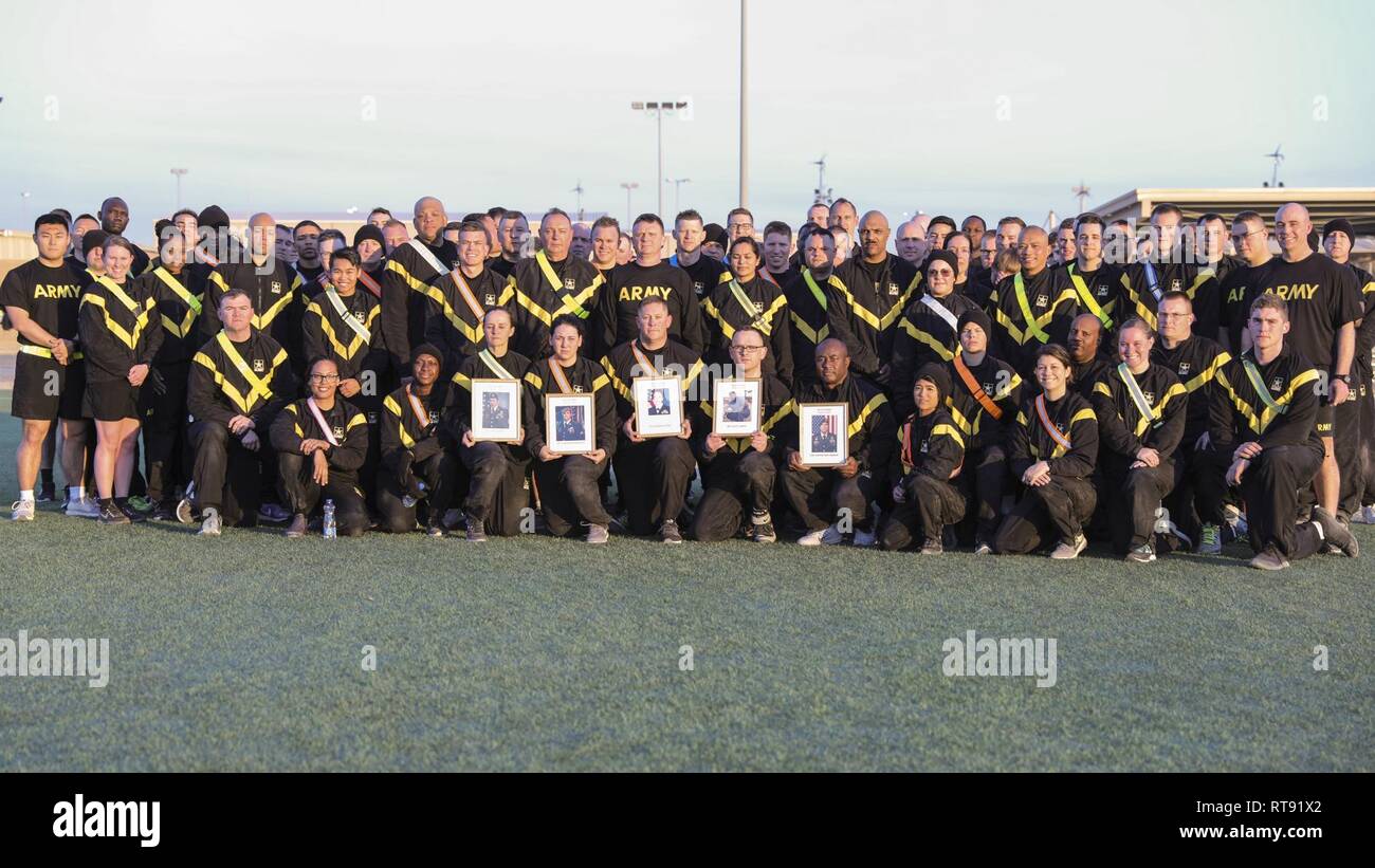 CAMP ARIFJIAN, Kuwait --STATI UNITI Esercito centrale (USARCENT) i soldati posano per una foto dopo una preparazione fisica di formazione (PRT) Sessione 6 Febbraio presso il Camp Arifjan in Kuwait. Il PRT è stato sessione in onore dei soldati uccisi in azione durante il mese di gennaio. Foto Stock