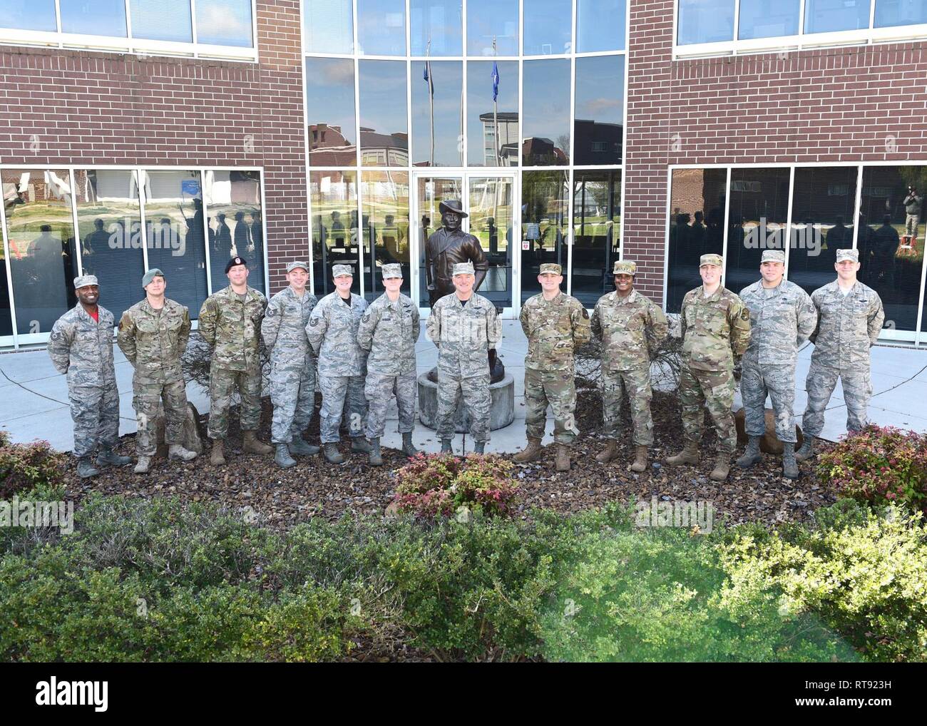 United States Air Force Sottufficiale Academy i candidati per il comandante del premio hanno le loro foto scattata con il capo di Master Sgt. Steven Durrance, il comandante, al Capo Comandante Sergente Paul H. Lankford arruolato militare Professional Education Centre, 8 febbraio 2019, sul McGhee Tyson Air National Guard Base in Tennessee dell'Est. Di nota, tre candidati non erano disponibili per questa fotografia. Il scelto Airman è annunciato durante la cerimonia di laurea la prossima settimana. Foto Stock