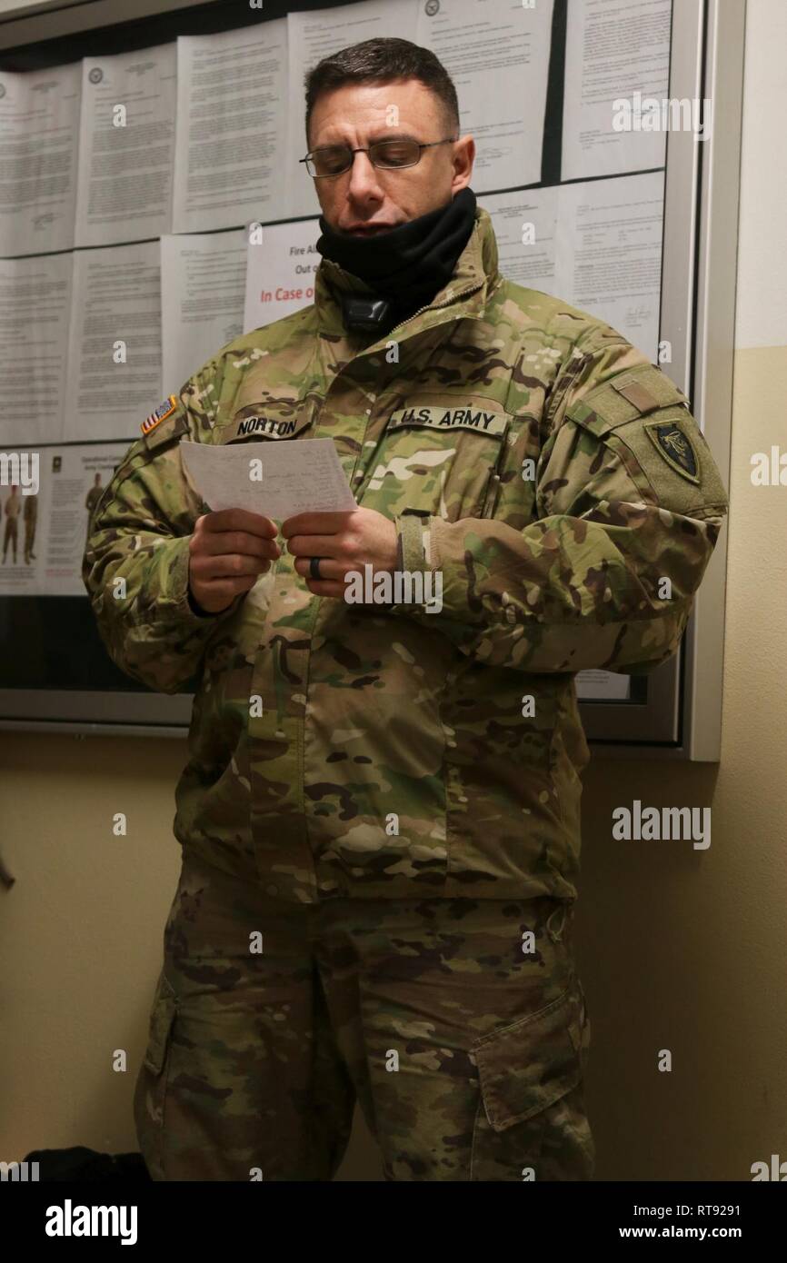 Stati Uniti Army Sgt. 1. Classe Craig Norton, gli affari pubblici non commissionato ufficiale responsabile del 382 Affari pubblici distacco, dà una breve sulla sicurezza prima dell'inizio di un 12-Mile ruck marzo presso il Camp Aachen area formazione di Grafenwoehr, Germania, 25 gennaio, 2018. Il tampone 382 completato la ruck mark per qualificarsi per la Keith L. Ware Communications concorso a premi mentre è attaccata al primo Armored Brigade Combat Team, 1a divisione di cavalleria durante il loro Atlantic risolvere la rotazione in Europa durante il loro Atlantic risolvere la rotazione in Europa. Foto Stock