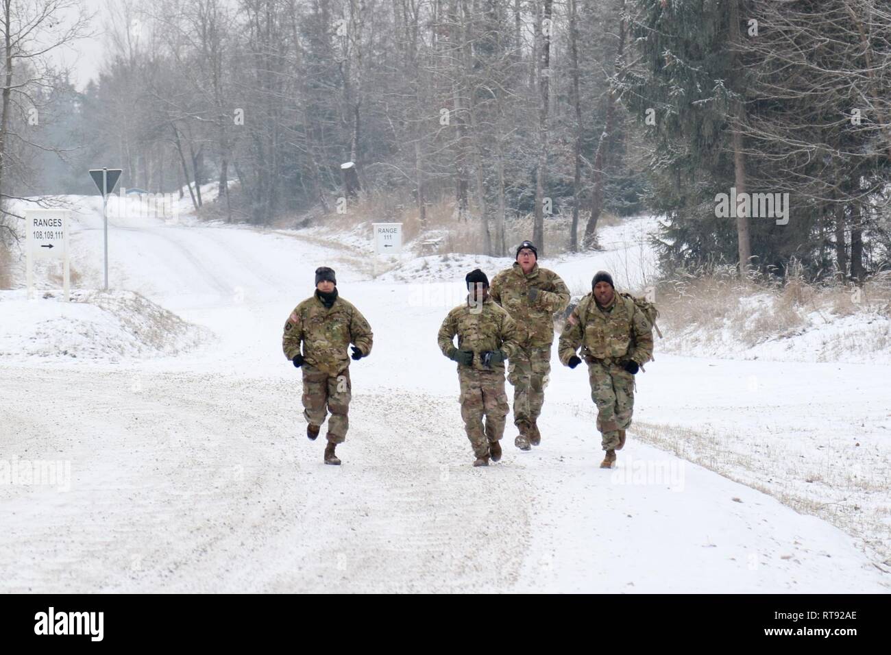 I soldati assegnati al 382 Affari pubblici distacco, completare la 12-Mile ruck marzo presso il Camp Aachen area formazione di Grafenwoehr, Germania, 25 gennaio, 2018. Il tampone 382 completato la ruck mark per qualificarsi per la Keith L. Ware Communications concorso a premi mentre è attaccata al primo Armored Brigade Combat Team, 1a divisione di cavalleria durante il loro Atlantic risolvere la rotazione in Europa. Foto Stock