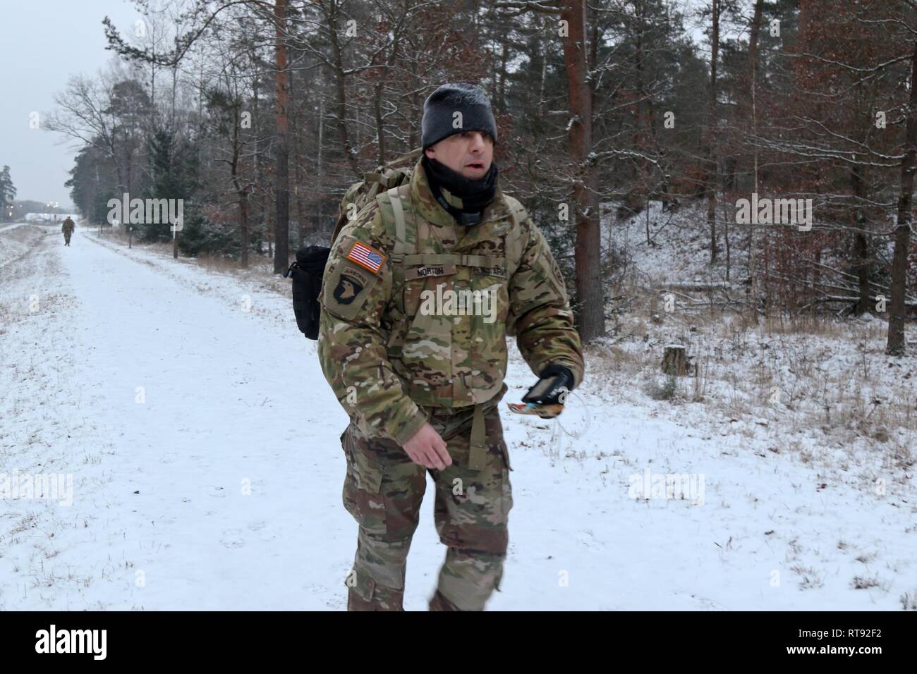 Stati Uniti Army Sgt. 1. Classe Craig Norton, non commissionato ufficiale responsabile del 382 Affari pubblici distacco, completa la 12-Mile ruck marzo presso il Camp Aachen area formazione di Grafenwoehr, Germania, 25 gennaio, 2018. Il tampone 382 completato la ruck mark per qualificarsi per la Keith L. Ware Communications concorso a premi mentre è attaccata al primo Armored Brigade Combat Team, 1a divisione di cavalleria durante la loro rotazione atlantico di supporto di risolvere. Foto Stock
