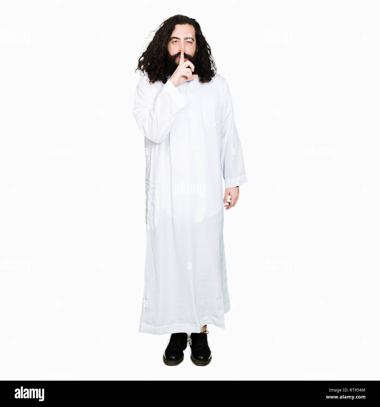 Uomo che portava Gesù Cristo costume chiedendo di essere tranquillo con il dito sulle labbra. Il silenzio e il segreto del concetto. Foto Stock