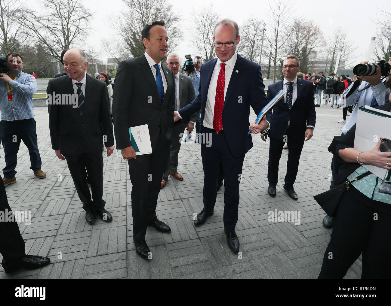 An Taoiseach Leo Varadkar (centro sinistra) e Tanaiste Simon COVENEY arriva per il Governo il lancio di irlandese della nuova politica per lo sviluppo internazionale, un mondo migliore, a UCD, Dublino. Foto Stock