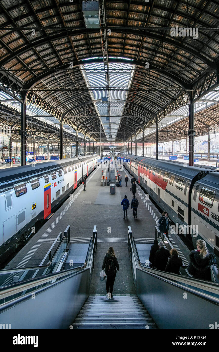 Piattaforma dell'Europa la più grande stazione di confine, Basilea FFS stazione, con treni in attesa delle Ferrovie Federali Svizzere FFS. Foto Stock