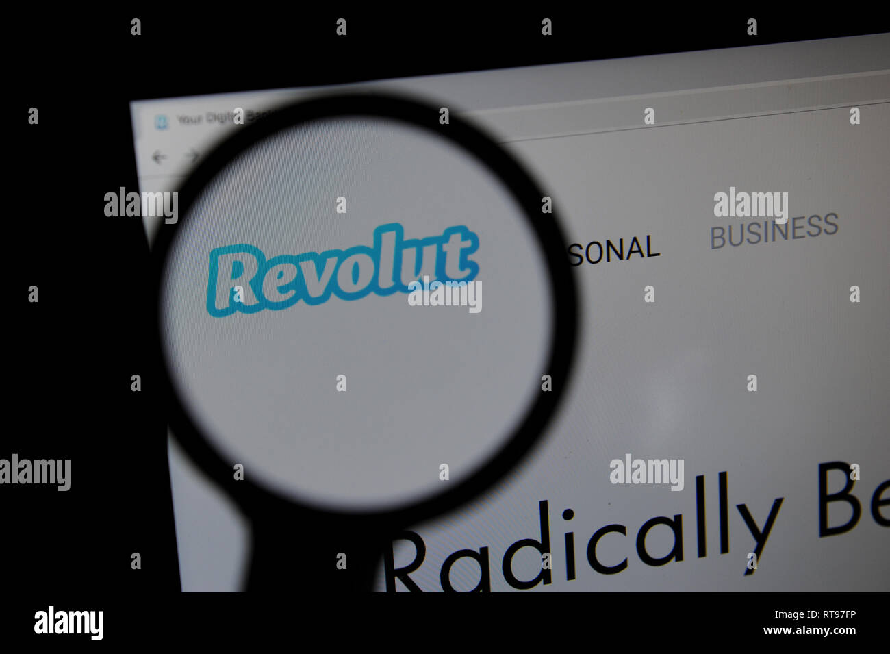 Il sito web Revolut visto attraverso una lente di ingrandimento. Revolut è un banki digitale che offre servizi come il pre-pagato per le carte di debito, cambio valuta, Foto Stock
