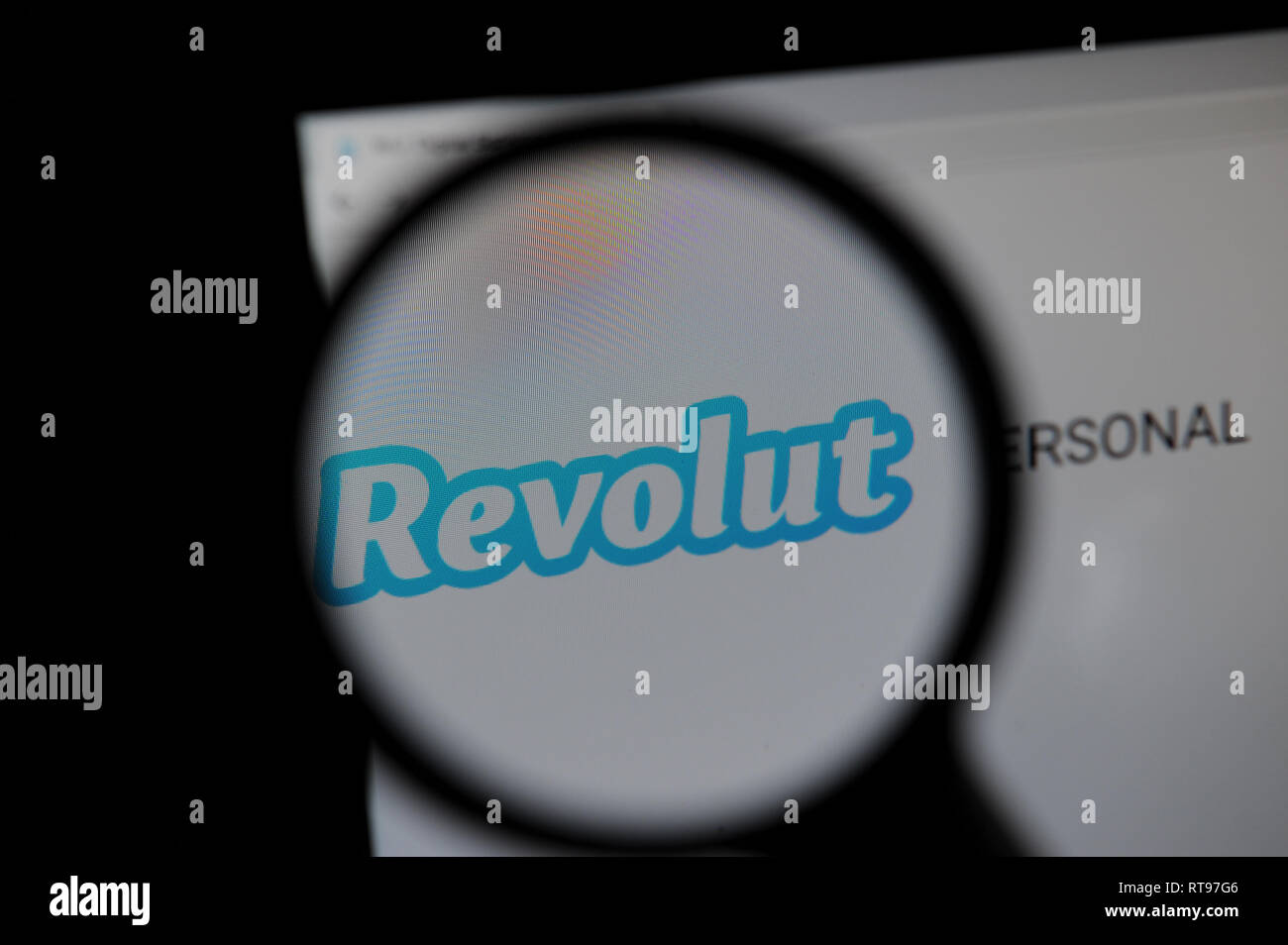 Il sito web Revolut visto attraverso una lente di ingrandimento. Revolut è un banki digitale che offre servizi come il pre-pagato per le carte di debito, cambio valuta, Foto Stock