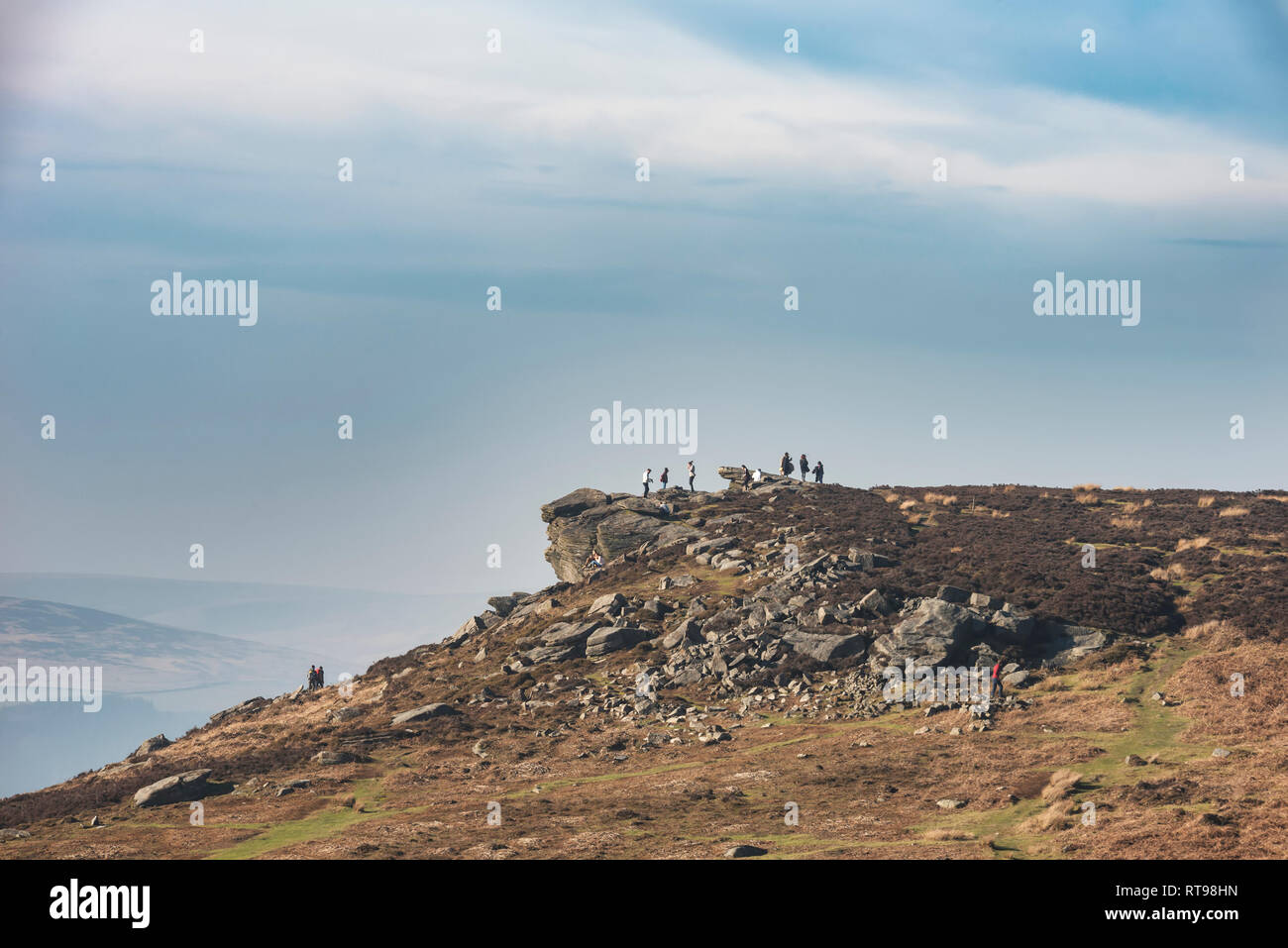 Gli escursionisti e i turisti sul bordo Bamford nel distretto di picco che si affaccia sul panorama verso perdere Hill e Mam Tor a distanza su un inverno di da Foto Stock