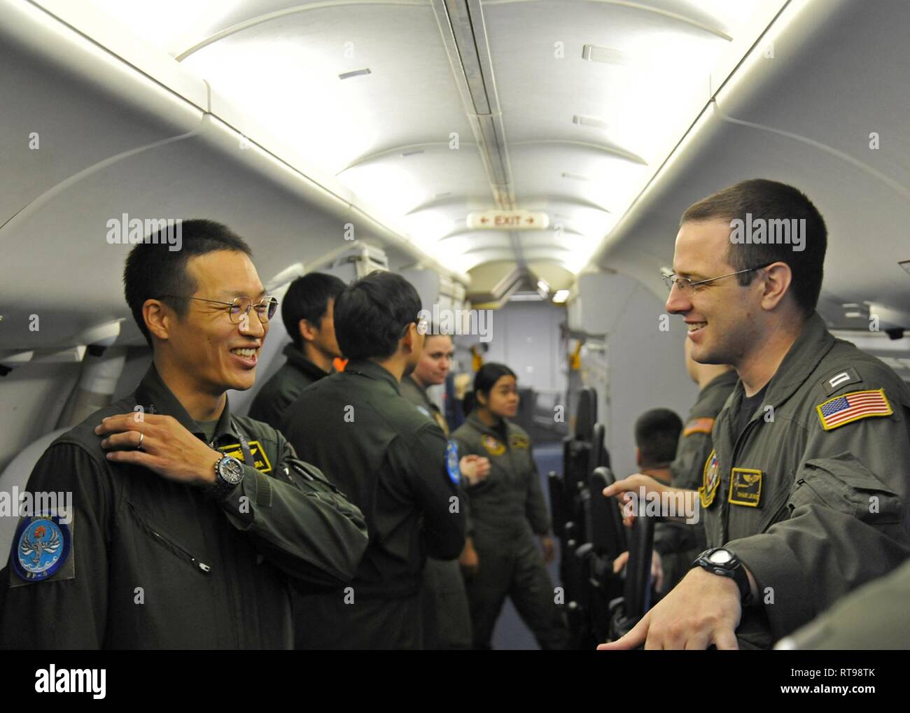 OKINAWA, in Giappone (GEN. 30, 2019) - Lt. Shane Lewis, Patrol Squadron 47 equipaggi di combattimento tattico 9 coordinatore, parla con un Giappone marittimo Forza di Autodifesa servicemember attaccata alla Fleet Air Wing 5 durante una coordinata da pattugliamento marittimo procedure operative di esercizio. Il 'Golden spadaccini' sono attualmente dispiegati a Kadena Air Force Base a Okinawa, in Giappone, conducendo il pattugliamento marittimo e la ricognizione e la divulgazione del teatro di operazioni all'interno di Stati Uniti 7 flotta (C7F) area di operazioni a sostegno del comandante, Task Force 72, C7F, E DEGLI STATI UNITI Pacifico Comando obiettivi in tutto il Pacifico Indo-Asia reg Foto Stock