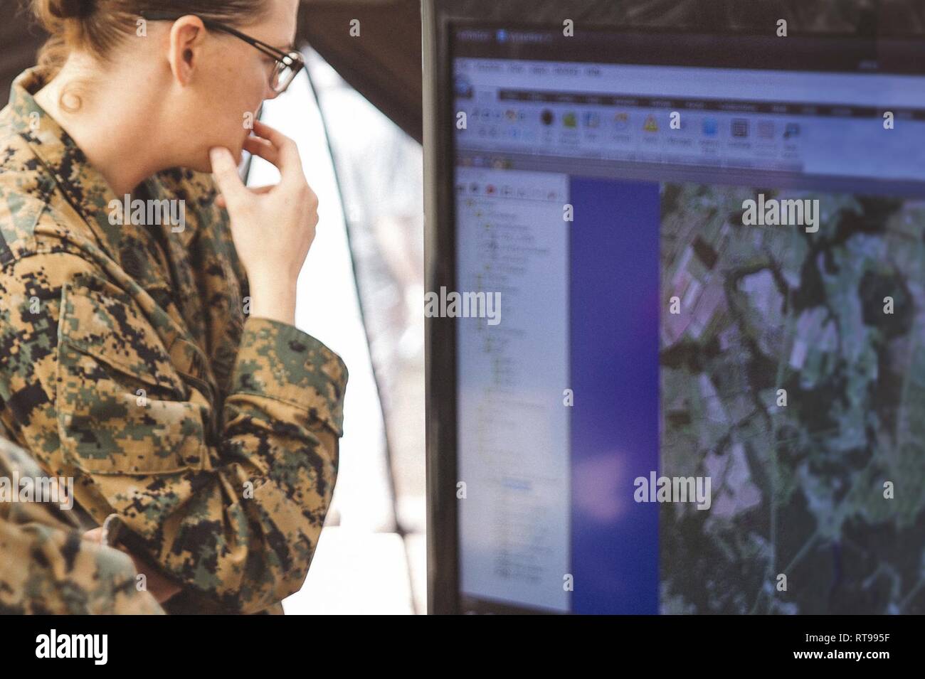 Marines della missione di monitoraggio interno di progresso il rappresentante le operazioni di combattimento Center (COC). (Jason Hudson, Global Systems Engineering) Foto Stock