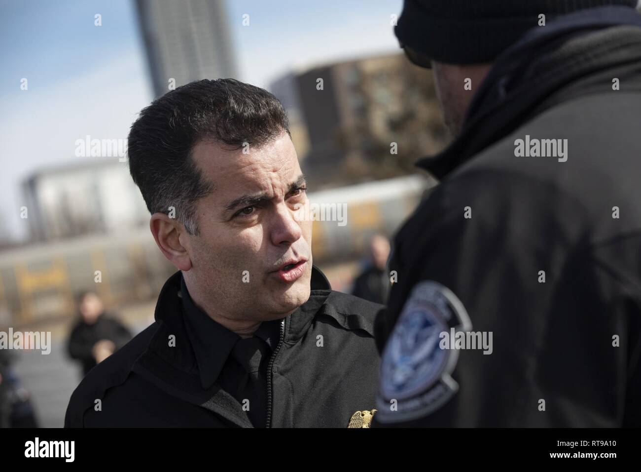 Stati Uniti Delle dogane e della protezione delle frontiere vice commissario Robert E. Perez visite con CBP ufficiali e agenti che forniscono la protezione prima di Super Bowl LIII ad Atlanta, Georgia, 30 gennaio 2019. Stati Uniti Delle dogane e della protezione delle frontiere Foto Stock