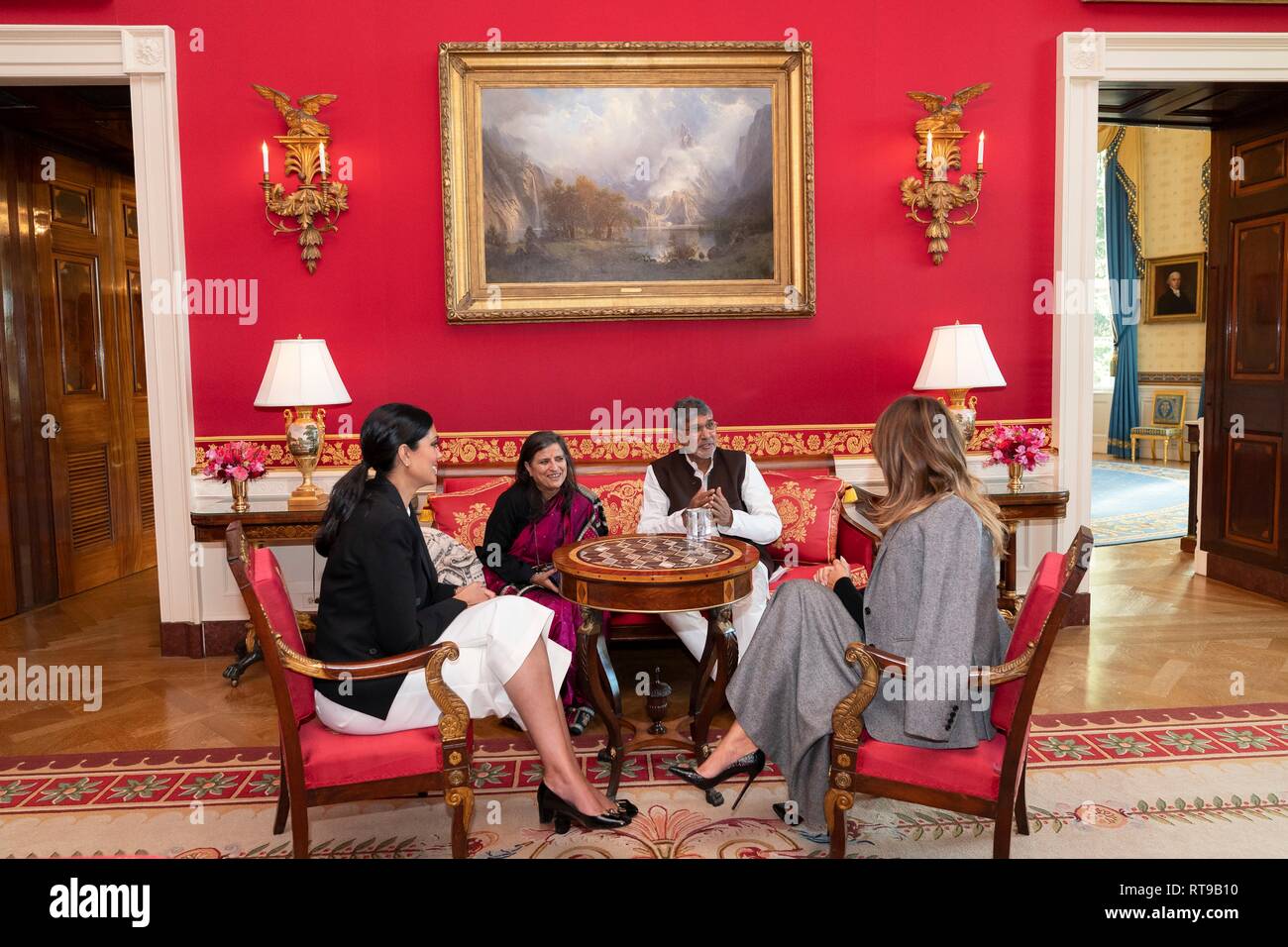 Stati Uniti La First Lady Melania Trump, a destra si incontra con i designer di moda Rachel Roy, sinistra, Premio Nobel per la pace Kailash Satyarthi e sua moglie Sumedha Kailash nella sala rossa della Casa Bianca Febbraio 25, 2019 a Washington, DC. La First Lady si incontra con il gruppo per portare attenzione al lavoro minorile e la schiavitù negli Stati Uniti e all'estero. Foto Stock