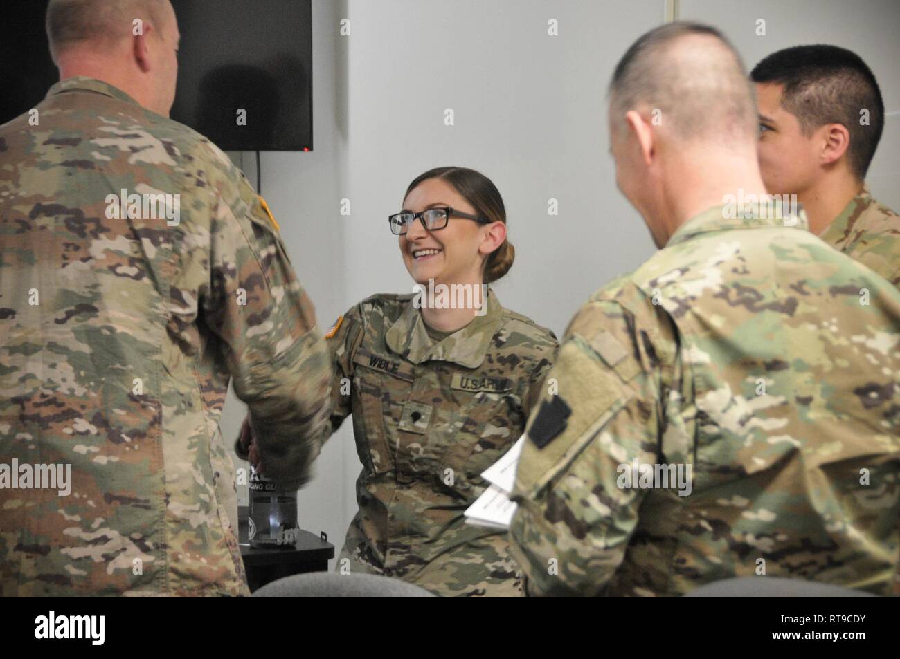 Stati Uniti Esercito il Mag. Gen. Andrew Schafer, sinistra, comandante della XXVIII divisione di fanteria, presenta sfida monete di soldati con la ventottesima Expeditionary combattere la Brigata Aerea alla XXVIII ECAB armory Gennaio 26, 2019. Schafer aggiudicati la sfida delle monete in euro per i soldati che per il loro sforzo, realizzazioni e dedizione. Foto Stock