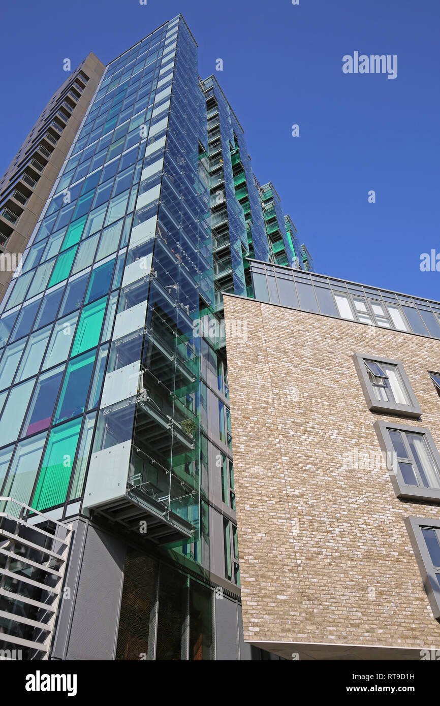 Avantgarde Torre di Londra alla moda del quartiere di Shoreditch,. Un nuovo sviluppo residenziale incorporare negozi e bar al piano terra. Foto Stock