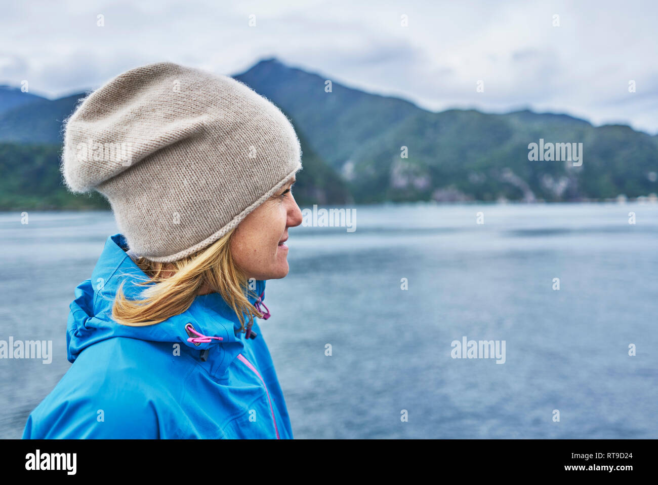 Il Cile, Puerto Montt, donna guardando il fiordo Foto Stock