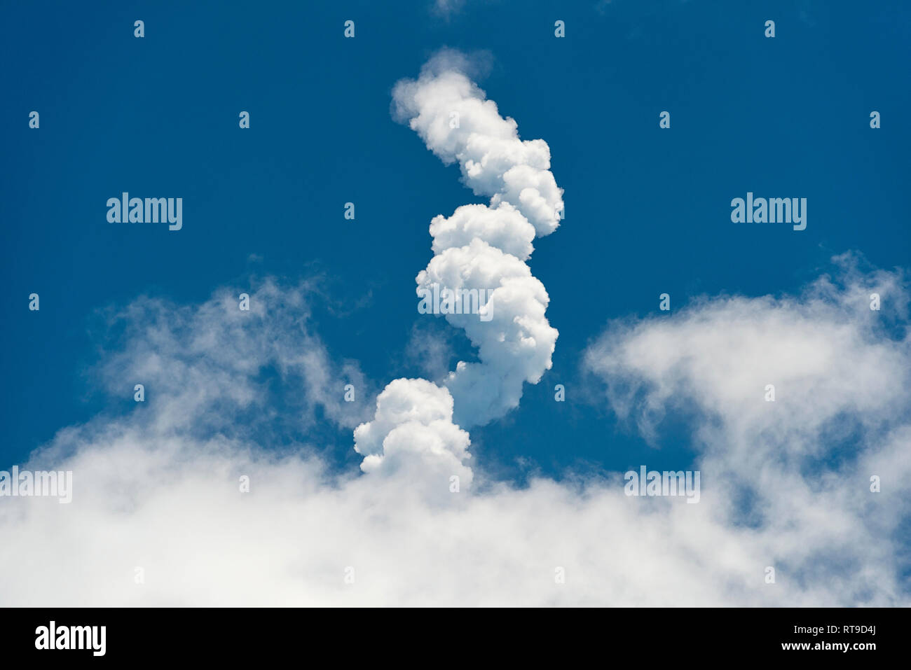 Stati Uniti d'America, Florida, Cape Canaveral, corcscrew nube di gas di scarico nel cielo dopo un SpaceX Falcon 9 Lancio del razzo Foto Stock
