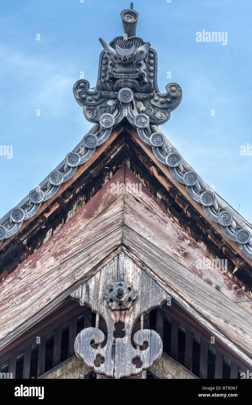 Onigawara (orco-face tile), Gegyo (gable ciondolo) e Rokuyou (esagonale di legno) peg A-ji (Kyo-o) gokokuji tempio, Kyoto. Kodo aula magna Foto Stock