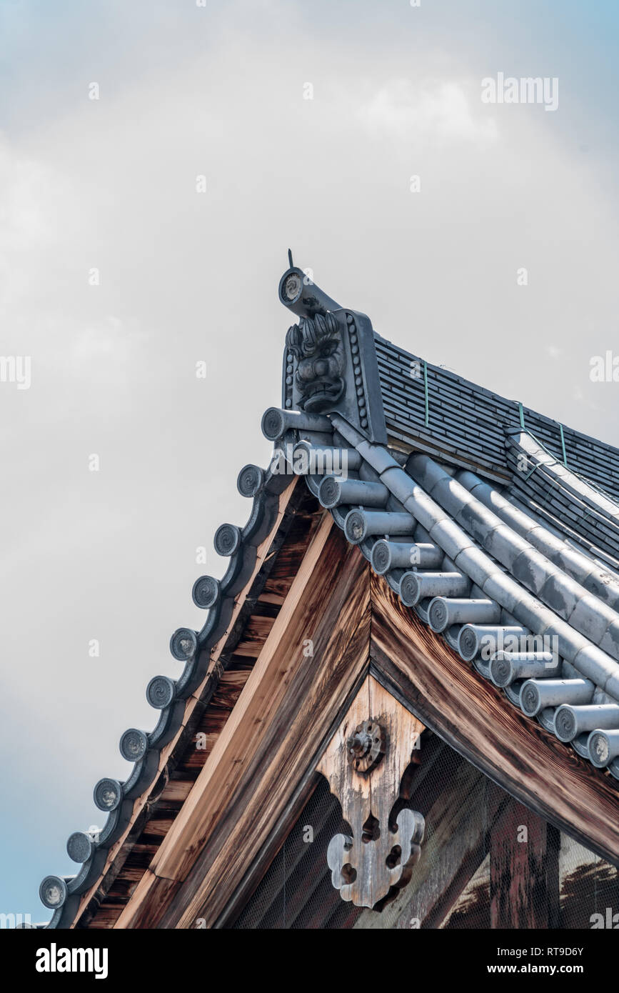 Onigawara (orco-face tile), Gegyo (gable ciondolo) e Rokuyou (esagonale di legno) peg A-ji (Kyo-o) gokokuji tempio, Kyoto. Kodo aula magna Foto Stock