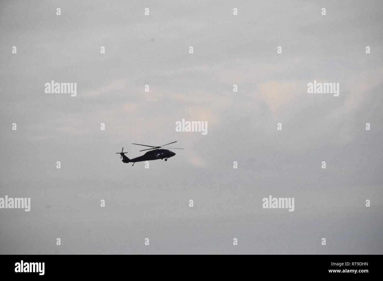 Un UH-60 Black Hawk elicottero, azionato da soldati con Charlie Company, 2-104th supporto generale del battaglione di aviazione, 28 Expeditionary combattere la Brigata Aerea, mosche intorno a Fort Indiantown Gap 27 gennaio 2019. Foto Stock
