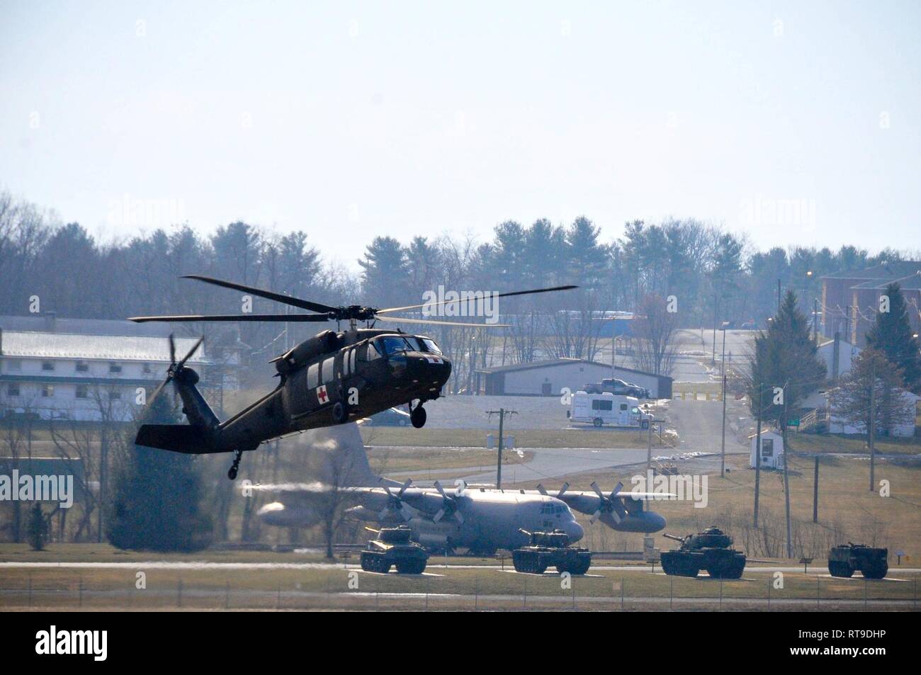 Un UH-60 Black Hawk elicottero, azionato da soldati con Charlie Company, 2-104th supporto generale del battaglione di aviazione, 28 Expeditionary combattere la Brigata Aerea, approcci Muir Army Airfield Gennaio 27, 2019. Foto Stock