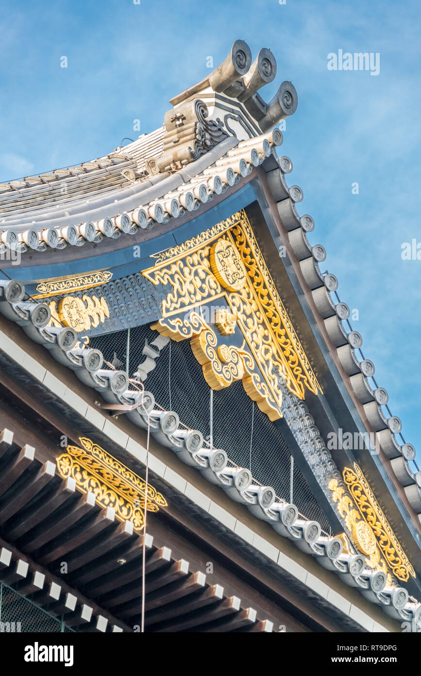 Shishiguchi piastrella ornamentali, Hijiki (i bracci della staffa) e Kazarikanagu (Metallo decorazioni) del Fondatore's Hall di Gate (Goei-do Mon) a Shinshu Otani-ha o Hi Foto Stock