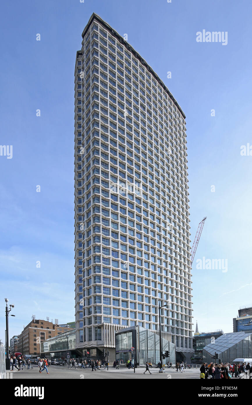 Appena convertito il punto centrale nella torre di Londra, Gen 2019. L'iconico, Il Grade ii Listed, sessanta office block è stato ora convertito in appartamenti di lusso. Foto Stock