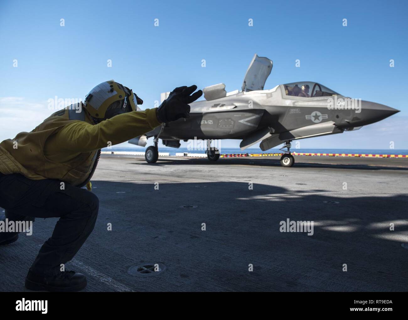 Mare delle Filippine (Jan 28, 2019) -- Aviazione di Boatswain Mate (movimentazione) terza classe Rulloda Noel, da Chicago, segnali il lancio di un F-35B Lightning II aeromobili appartenenti alle Marine Fighter Attack Squadron 121 dal ponte di volo dell'assalto anfibio nave USS Wasp (LHD 1). Wasp, ammiraglia di Vespa Anfibia Gruppo pronto, con avviato 31 Marine Expeditionary Unit, è operativo nell'Indo-Pacifico regione per migliorare l'interoperabilità con i partner e servire come una pronta risposta in vigore per qualsiasi tipo di emergenza. Foto Stock