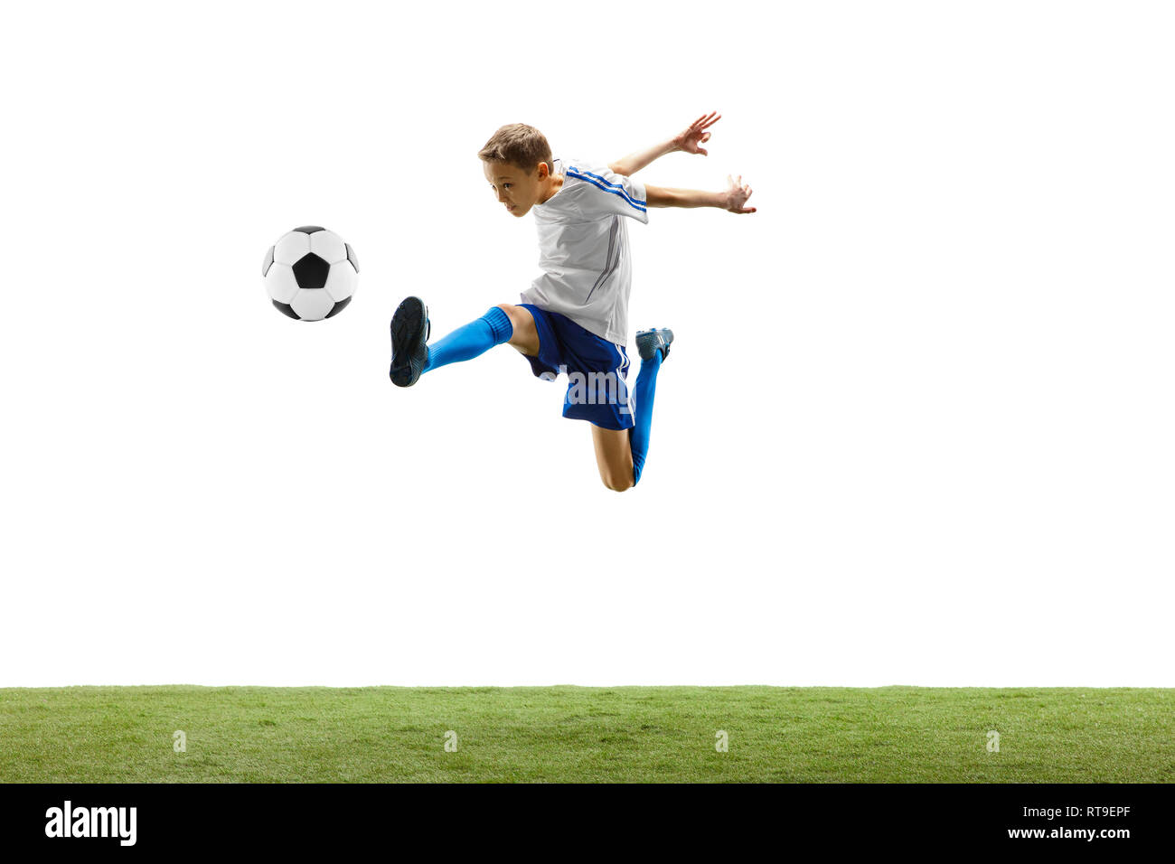 Ragazzo con pallone da calcio correre e saltare isolato su bianco. football soccer player in movimento su sfondo per studio. Foto Stock