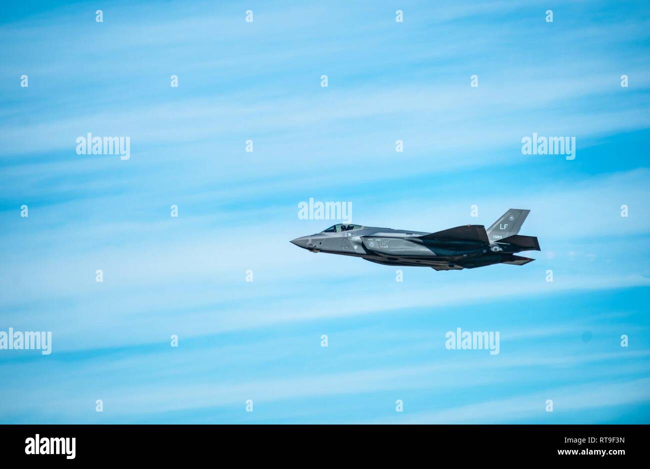 Il cap. Andrew 'Dojo' Olson, F-35un fulmine II team di dimostrazione e pilota comandante, esegue un high-speed pass durante una dimostrazione pratica su Luke Air Force Base, Ariz., Gennaio 28, 2019. Olson ha trascorso gli ultimi tre mesi di progettare, sviluppare e mettere in pratica le manovre del nuovo profilo di demo. La nuova funzionalità di dimostrazione 14 manovre acrobatiche, molti dei quali non sono mai stati visti da pubbliche udienze. Foto Stock