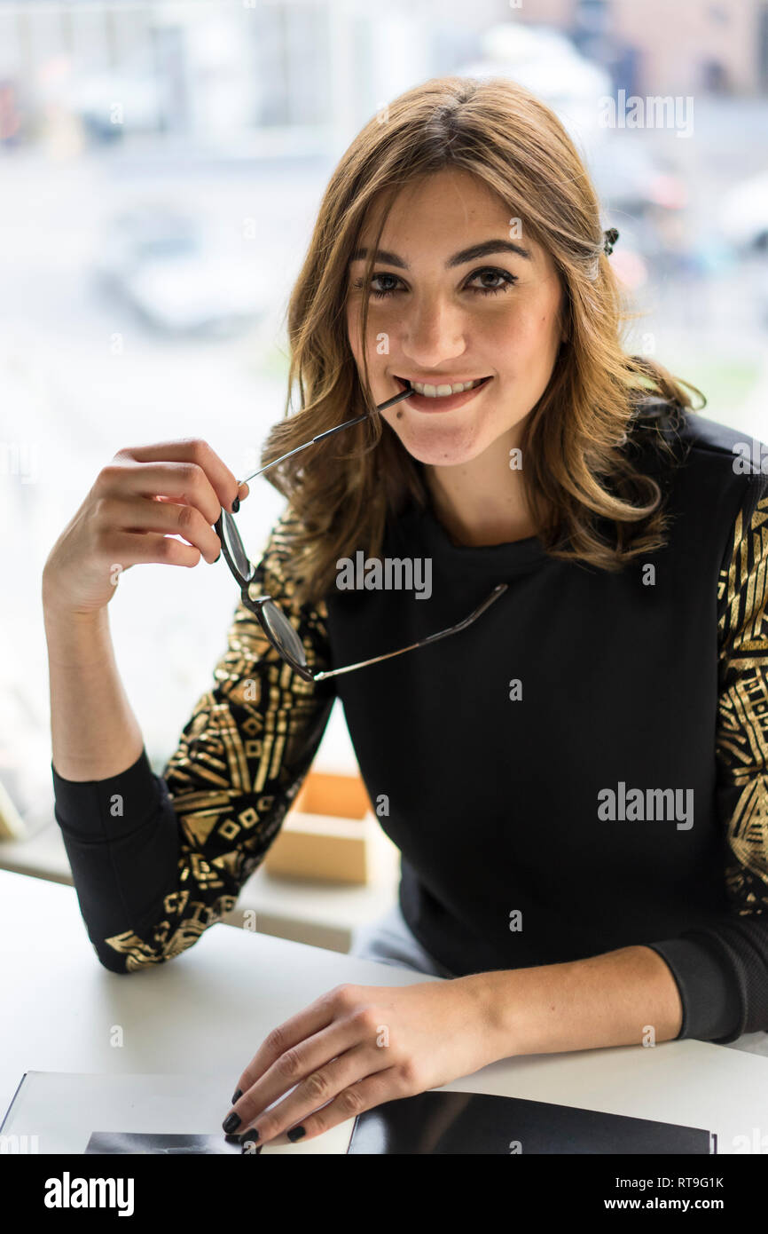 Ritratto di sorridere i giovani designer in un atelier Foto Stock