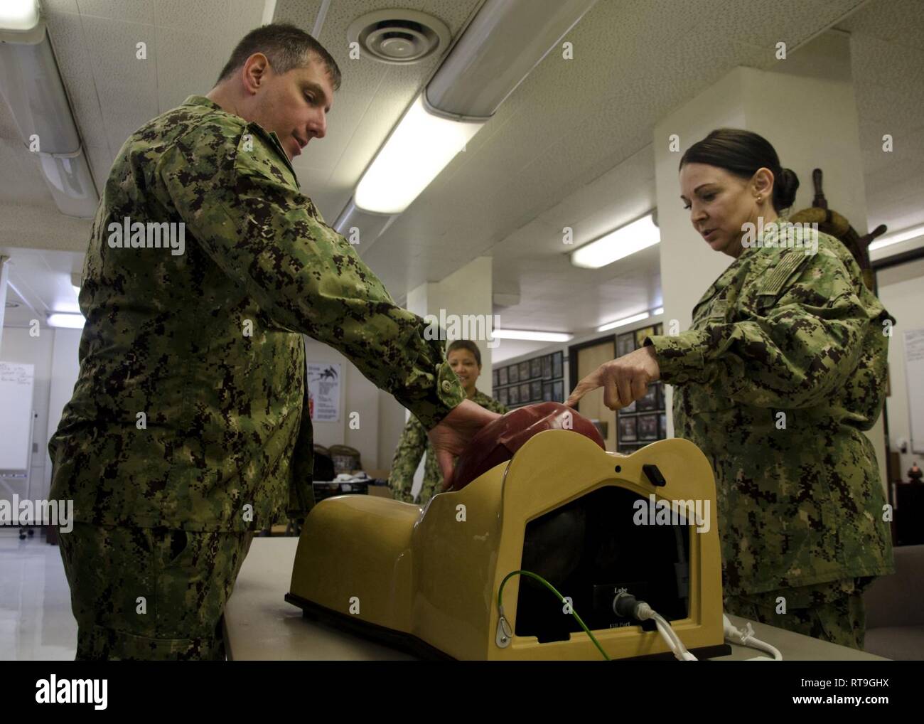 LOS ANGELES (GEN. 29, 2019) - Cmdr. Travis Polk, un medico e il Navy Trauma Training Center (NTTC) direttore, dimostra un modello medico simulatore per Adm posteriore. Tina Davidson, Navy medicina dell'istruzione, della formazione e della logistica il comando (NMETLC) il comandante e il Navy Nurse Corps direttore, durante un impianto NTTC tour. Davidson e NMETLC il comando Master Chief Richard Putnam girato NTTC, Marine Expeditionary Medical Training Institute (NEMTI), aviazione Survival Training Center (ASTC) Miramar, Superficie Warfare Medical Institute (SWMI) Marina e il consumo di droga ed alcool consigliere scolastico (NDACS) mentre in San Dieg Foto Stock