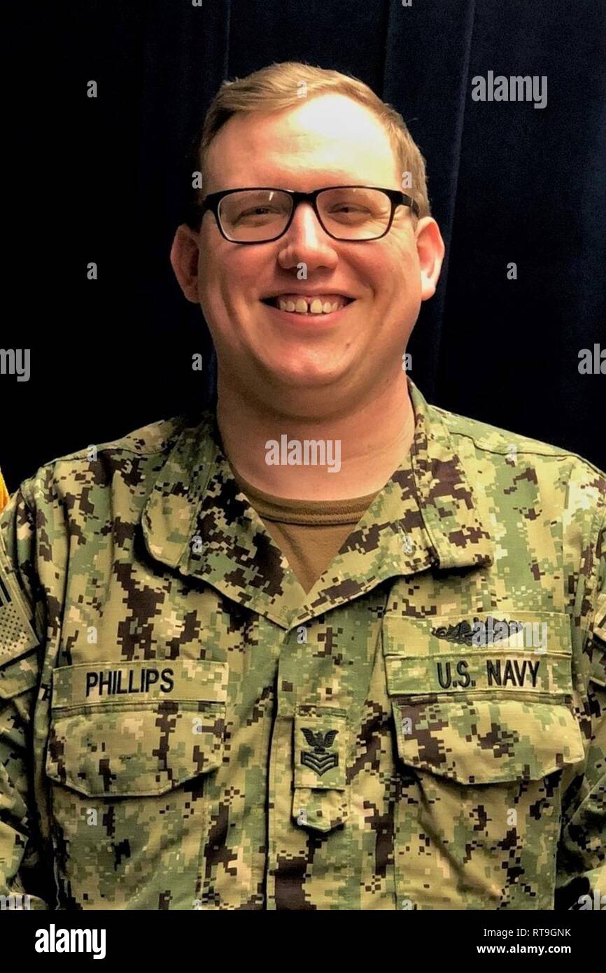 GROTON, Connecticut. (Gen. 29, 2019) Informazioni Tecnico dei sistemi sottomarini () (SUA) 1a classe Michael Phillips, nativo di Joplin, Missouri, attualmente serve come un istruttore presso la guerra informatica formazione (Comando IWTC) Virginia Beach il sito Formazione Groton, navali di bordo base sottomarina di New London, Connecticut. Nella sua posizione attuale, egli è responsabile della preparazione di odierna ITSs con le competenze necessarie per difendere gli Stati Uniti' più sicuro e informazioni di vitale importanza nel cyberspazio. Foto Stock