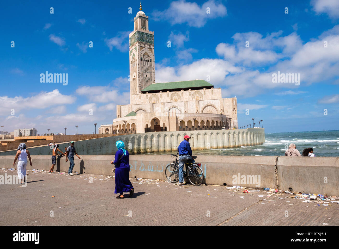Marocco: Casablanca: progettato dall architetto francese Michel Pinseau e costruita da Bouygues Gruppo, la Moschea di Hassan II, in parte sul mare è costituito da Foto Stock