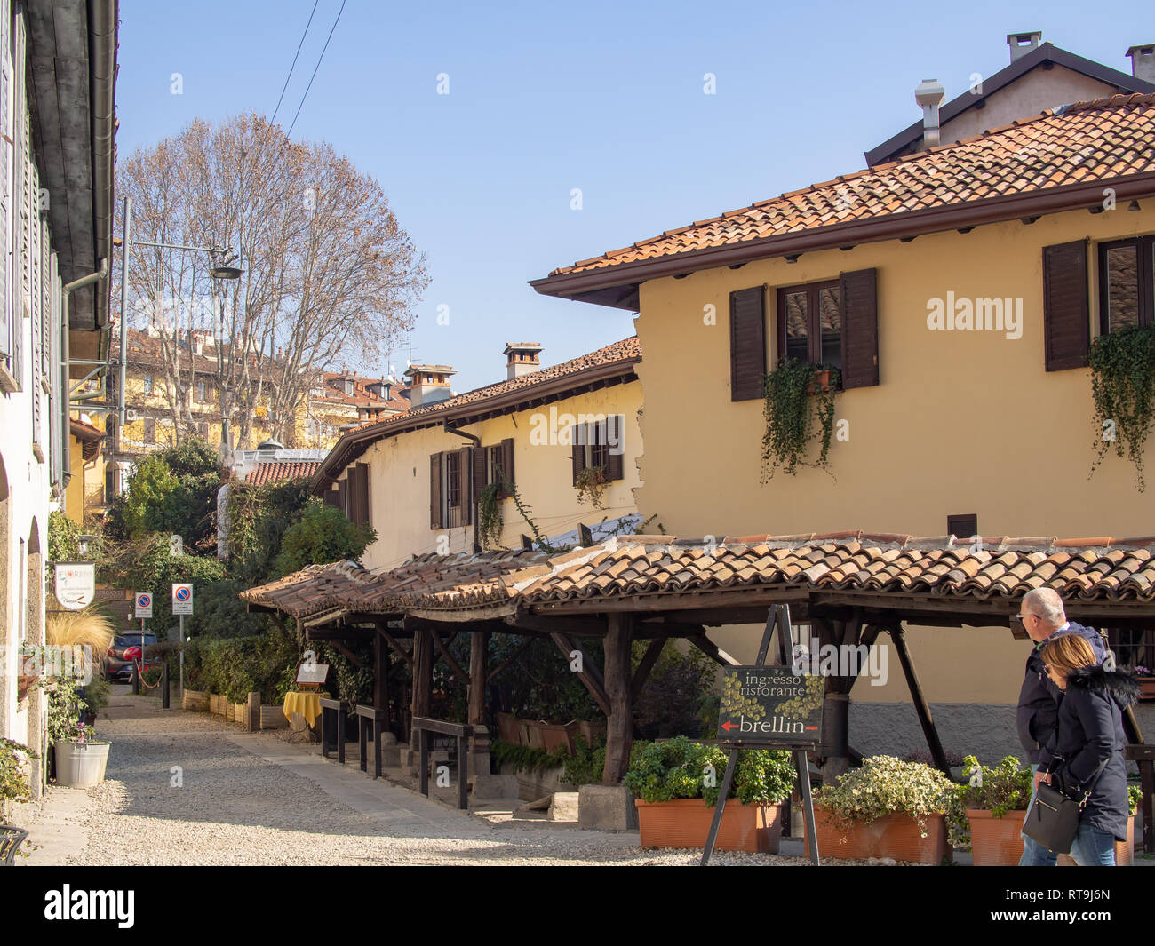 Milano, Italia-febbraio 15, 2019: paese medievale di case con i tetti in prossimità del Naviglio Grande canal Foto Stock