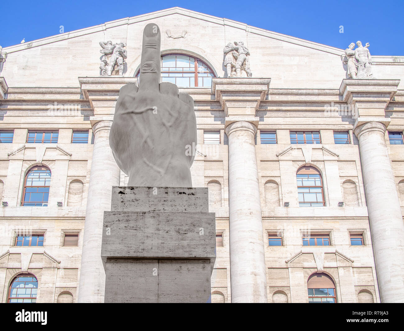 Milano, Italia-febbraio 15, 2019: Monumento al dito medio o L.O.V.E. da Maurizio Cattelanat Piazza degli affari Foto Stock