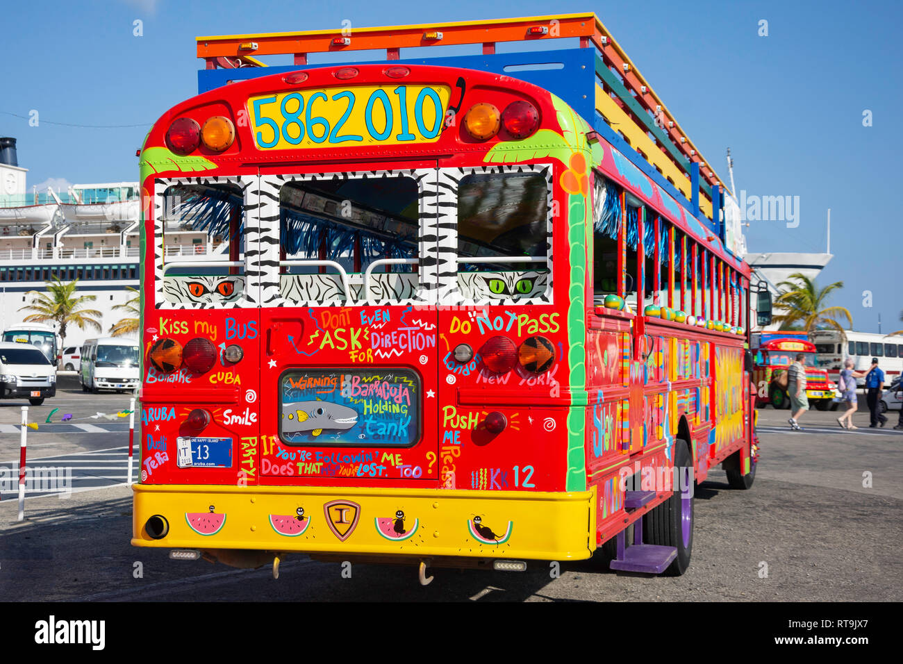 Colorato Kukoo Kunuku autobus partito sul lungomare, di Oranjestad, Aruba, Isole ABC, Leeward Antilles, dei Caraibi Foto Stock