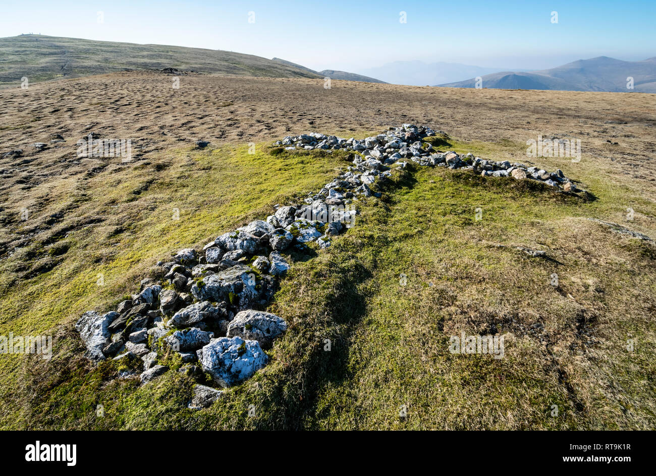 La croce bianca sul vertice di Blencathra, Lake District, Cumbria Foto Stock