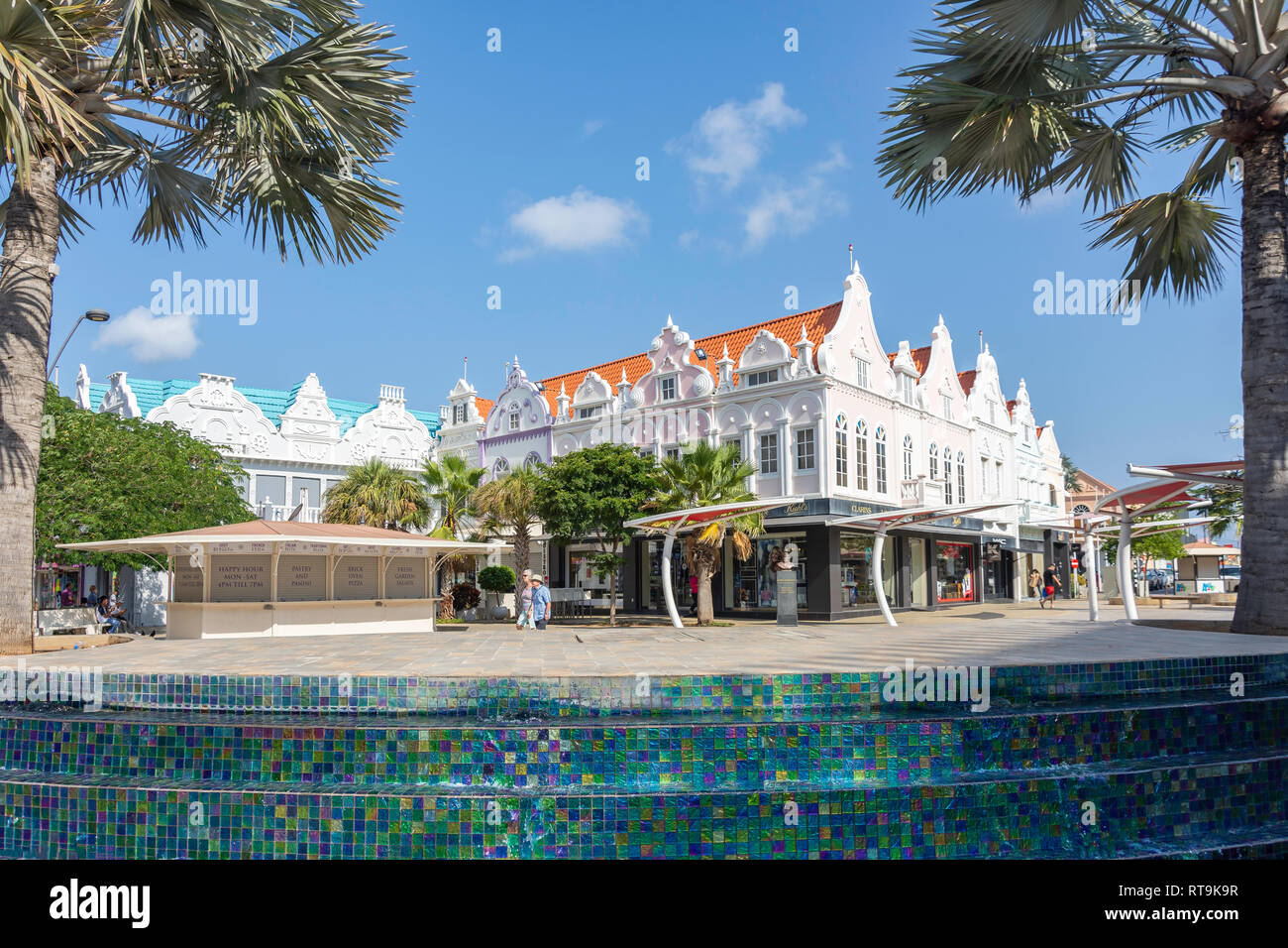 Plaza Daniel Leo che mostra la fontana e olandese di edifici in stile coloniale, Oranjestad, Aruba, Isole ABC, Leeward Antilles, dei Caraibi Foto Stock